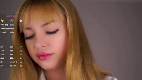 Snapshot of emmiemurray chatting on April 2026 06:21:01 PM Aurora online show from April 2026 06:21:01 PM