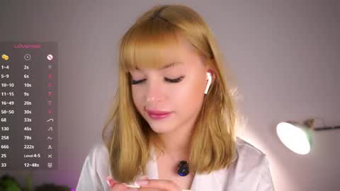 Snapshot of emmiemurray chatting on May 2026 06:17:02 PM Aurora online show from May 2026 06:17:02 PM