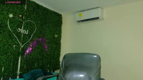 Snapshot of emy_0 chatting on June 2026 01:15:01 PM Emy online show from June 2026 01:15:01 PM