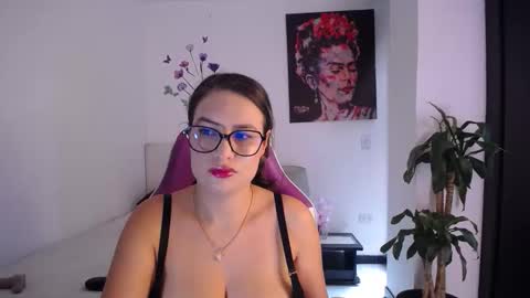 Esmeralda online show from April 2026 07:11:02 PM