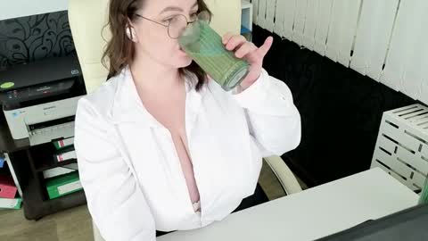 Snapshot of essensual_ chatting on May 2026 01:46:01 AM Ava online show from May 2026 01:46:01 AM