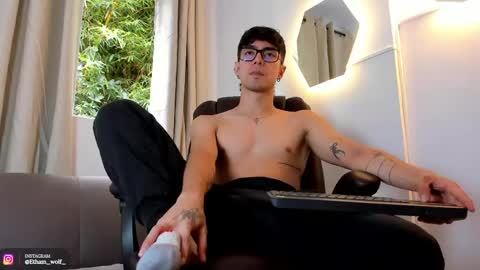 etham_wolf1 online show from May 2026 05:41:02 PM