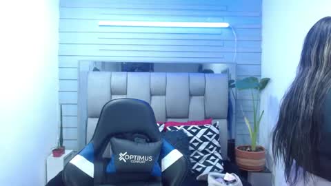 Snapshot of evelin_zaens chatting on June 2026 04:37:02 AM evelin zaens online show from June 2026 04:37:02 AM