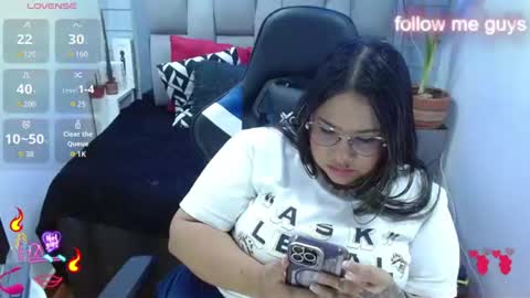 Snapshot of evelin_zaens chatting on June 2026 09:14:01 AM evelin zaens online show from June 2026 09:14:01 AM