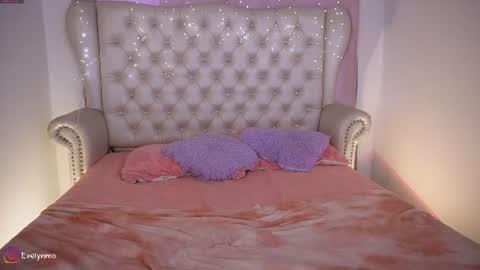 Snapshot of evelyn_evelyn chatting on June 2026 05:35:02 PM evelyn evelyn online show from June 2026 05:35:02 PM