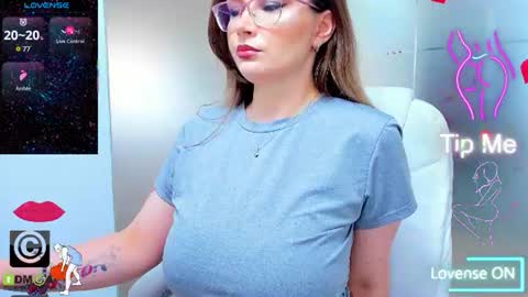 Snapshot of evelyne_rose chatting on July 2026 05:09:02 AM evelyne_rose online show from July 2026 05:09:02 AM