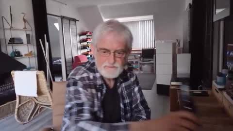 Snapshot of ewaldwillems99 chatting on April 2026 03:20:02 PM Naaktloper online show from April 2026 03:20:02 PM