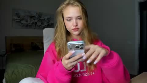 Snapshot of flooora_0 chatting on June 2026 11:29:01 PM Mona online show from June 2026 11:29:01 PM