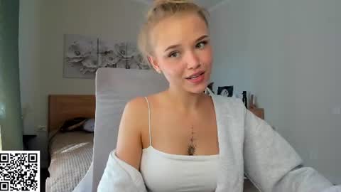 Snapshot of flooora_0 chatting on July 2026 01:41:02 AM Mona online show from July 2026 01:41:02 AM