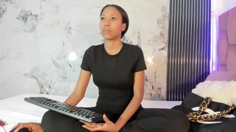 Laura online show from November 2025 07:14:02 PM