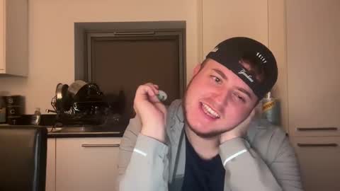 freddzzom online show from May 2026 12:17:01 AM