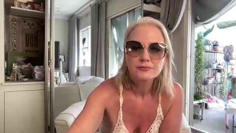 Gl1tter Barbie online show from March 2026 11:10:01 AM