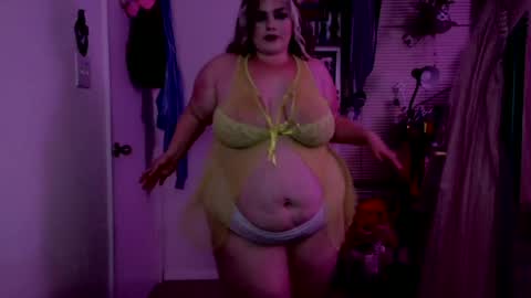 Snapshot of goddessxxroselynn chatting on April 2026 03:57:02 AM Goddess Rose online show from April 2026 03:57:02 AM