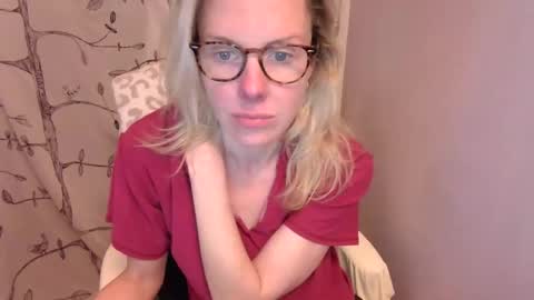 Snapshot of holly_bourbon chatting on April 2026 01:26:01 AM holly_bourbon online show from April 2026 01:26:01 AM