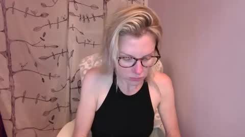 Snapshot of holly_bourbon chatting on June 2026 01:00:01 AM holly_bourbon online show from June 2026 01:00:01 AM