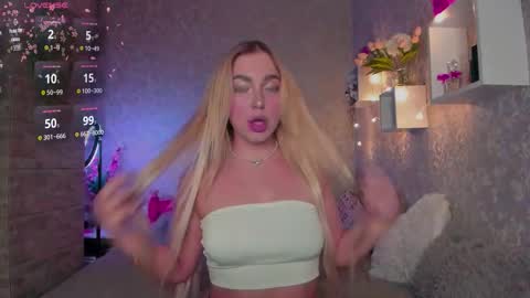 Snapshot of holly_molly8 chatting on November 2025 08:42:02 PM holly_molly8 online show from November 2025 08:42:02 PM