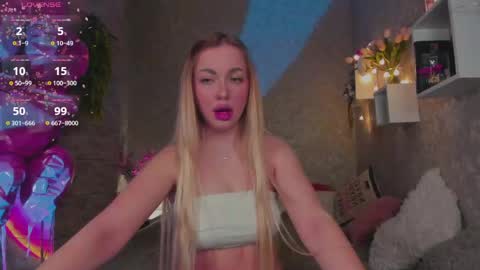 holly_molly8 online show from April 2026 10:26:02 PM