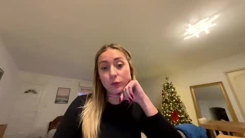 Snapshot of hollyandelon chatting on December 2025 11:02:01 PM hollyandelon online show from December 2025 11:02:01 PM