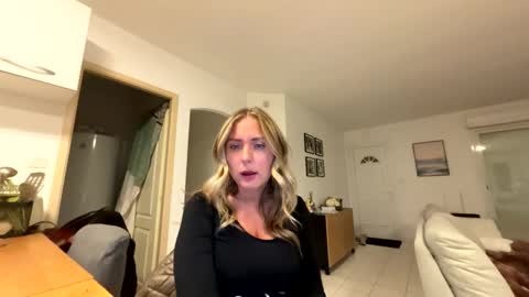 Snapshot of hollyandelon chatting on February 2026 10:49:01 PM hollyandelon online show from February 2026 10:49:01 PM