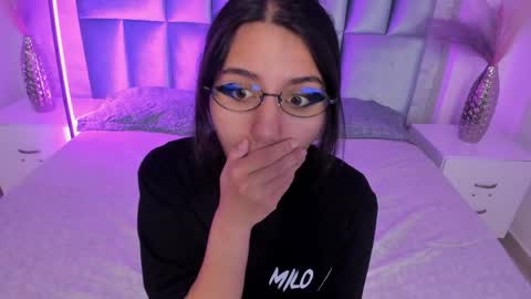 hollypeach_ online show from April 2026 07:37:01 PM