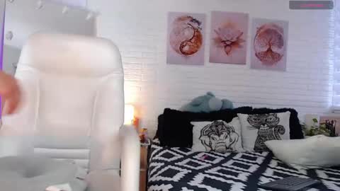 hollyt1 online show from April 2026 10:23:02 PM