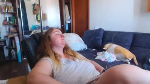 Snapshot of honeydewmolly chatting on June 2026 12:20:01 PM HoneydewMolly online show from June 2026 12:20:01 PM