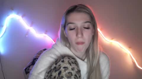 honeyveil online show from April 2026 07:52:01 PM