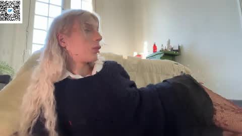 Snapshot of hung_angel_xxl chatting on April 2026 05:15:01 PM Alice help me reach 100 likes online show from April 2026 05:15:01 PM