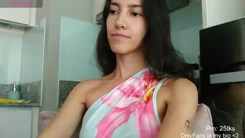 Snapshot of innocentlatiina chatting on April 2026 08:48:02 PM Laroa online show from April 2026 08:48:02 PM