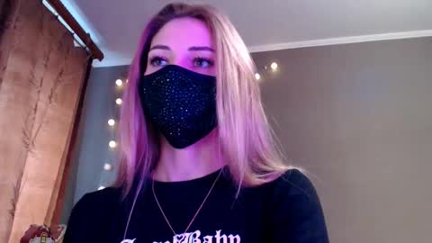 Lily online show from December 2025 12:45:01 PM