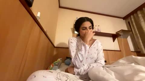 Isabella.. back again  online show from November 2025 09:40:01 PM