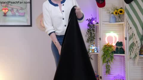 Lou  Peaches online show from April 2026 02:03:02 PM