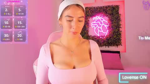Snapshot of itzel_geneva chatting on June 2026 01:54:02 PM Itzel online show from June 2026 01:54:02 PM