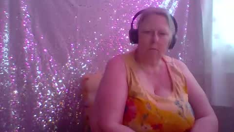 ivyjane3522 online show from April 2026 10:47:02 PM