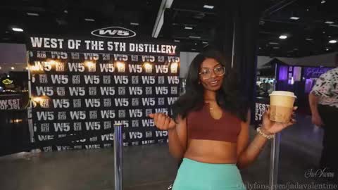 Snapshot of jada_valentine chatting on November 2025 10:52:01 PM Jada online show from November 2025 10:52:01 PM