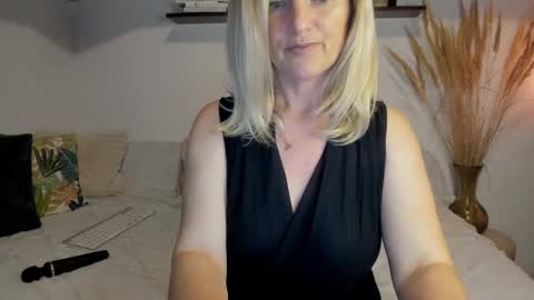 Snapshot of jadore_able82 chatting on May 2026 02:29:01 AM elena online show from May 2026 02:29:01 AM