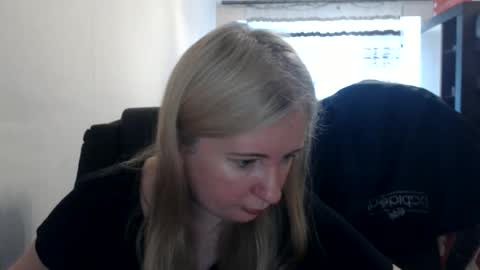 Snapshot of jenisandpeter chatting on June 2026 04:57:01 AM JenisAndPeter online show from June 2026 04:57:01 AM