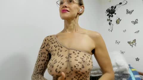 Snapshot of jenniferloveyou chatting on June 2026 05:18:02 PM jenniferloveyou online show from June 2026 05:18:02 PM