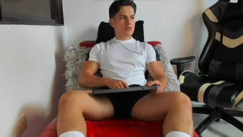 julian_wallace online show from April 2026 06:43:02 PM