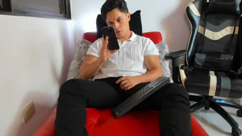 julian_wallace online show from April 2026 06:28:01 PM