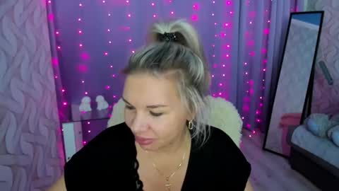 Snapshot of juliapeachh chatting on December 2024 08:45:01 PM Julia online show from December 2024 08:45:01 PM