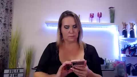 Julia online show from April 2026 09:42:01 PM