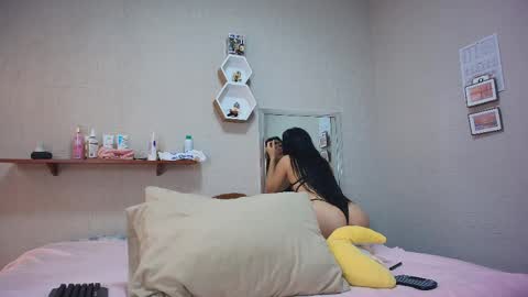 Snapshot of just_isa chatting on May 2026 04:15:01 PM Isa y Luci online show from May 2026 04:15:01 PM
