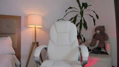 Snapshot of justmia__ chatting on April 2026 01:25:02 AM IG imbellamiaa online show from April 2026 01:25:02 AM