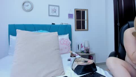 Kamilalopez online show from April 2026 10:11:02 PM