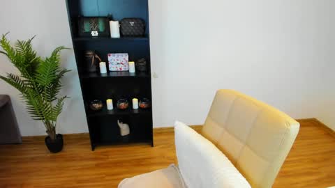 Khloe online show from March 2026 01:37:01 PM