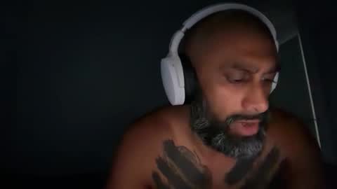 Snapshot of kinkyswitch1010 chatting on March 2026 01:33:02 AM kinky black guy just letting it slide online show from March 2026 01:33:02 AM