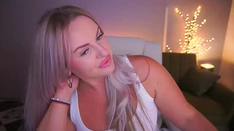 Kira online show from September 2025 08:53:01 PM