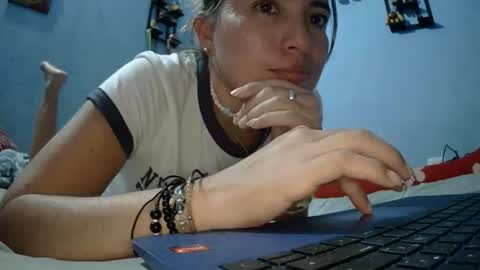 Snapshot of kissmelovejummy chatting on April 2026 11:13:01 PM Erika paul online show from April 2026 11:13:01 PM