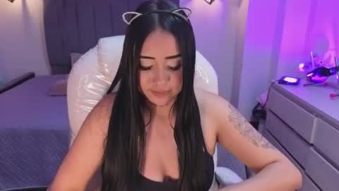 Snapshot of laara_croft chatting on June 2026 08:22:02 PM L A R A online show from June 2026 08:22:02 PM